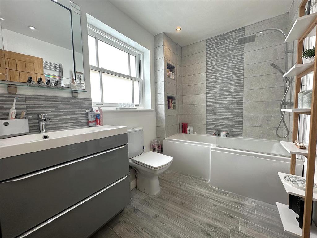 En-Suite Bathroom 758