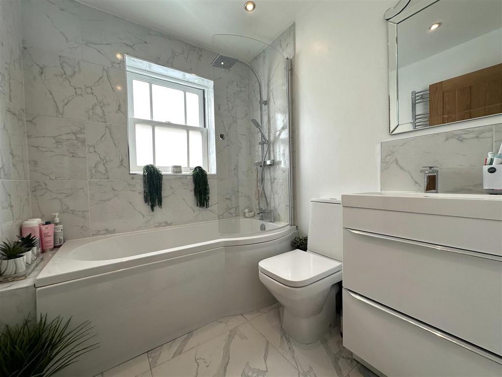 Family Bathroom 743