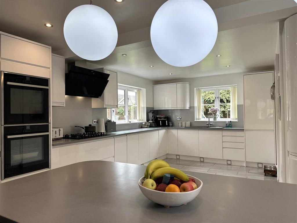 Stylish Contemporary Kitchen 820