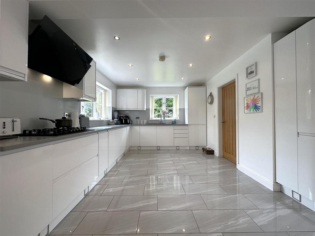High-Quality Fitted Kitchen 802