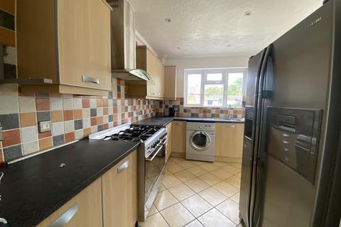 3 bedroom semi-detached house to rent, Homestead Way, New Addington