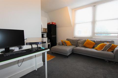 2 bedroom flat to rent, High Street, London N8