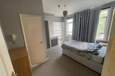 1 bedroom in a house share to rent, Cedar Road, Cricklewood