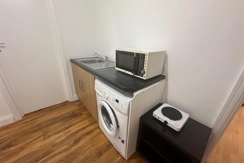 1 bedroom in a house share to rent, Byron Road, Wembkey