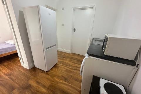 1 bedroom in a house share to rent, Byron Road, Wembkey