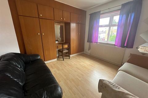 1 bedroom in a house share to rent, Byron Road, Wembkey