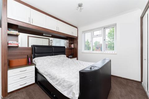 3 bedroom semi-detached house to rent, Cobb Close, Slough SL3