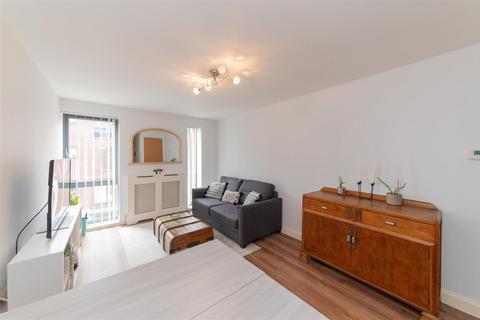 1 bedroom flat to rent, Mornington Close, London