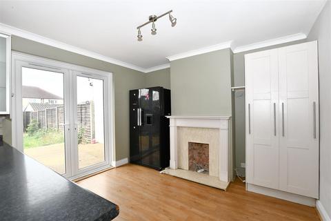 3 bedroom terraced house to rent, Harvey Road, London Colney