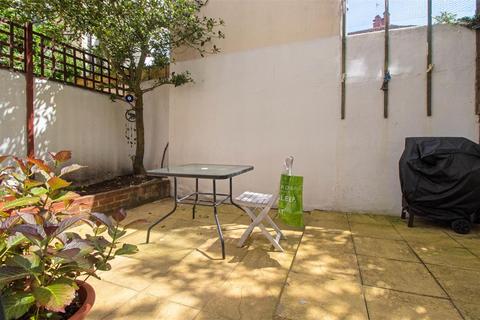 2 bedroom maisonette to rent, Norfolk Road, Hove