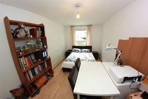 2 bedroom flat to rent, Bow Common Lane, London E3