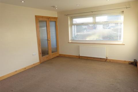 2 bedroom detached bungalow to rent, West Drive, Glossop, Derbyshire