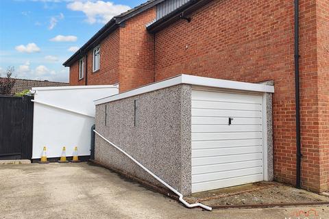 77 Barnfield Way, Oxted, RH8 9QG