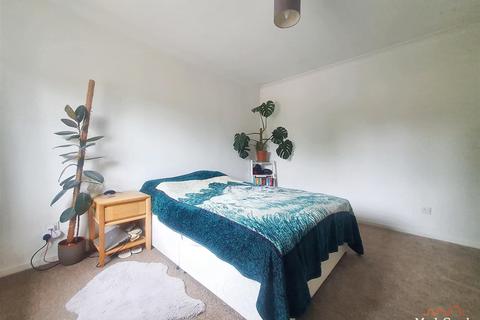 77 Barnfield Way, Oxted, RH8 9QG