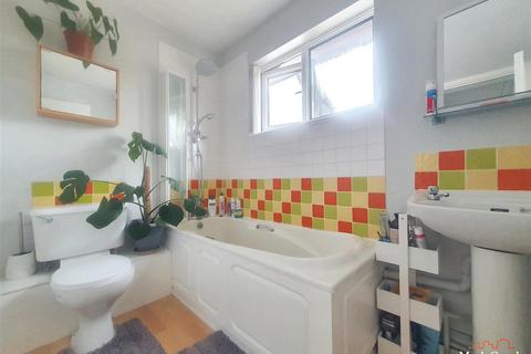 77 Barnfield Way, Oxted, RH8 9QG