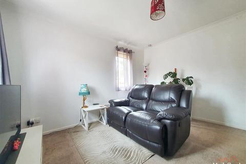 77 Barnfield Way, Oxted, RH8 9QG