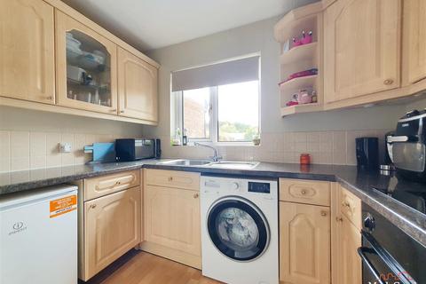77 Barnfield Way, Oxted, RH8 9QG