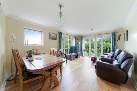 3 bedroom flat for sale, Lavender Road, Sutton
