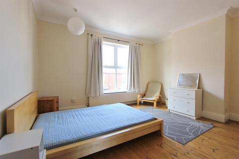 4 bedroom terraced house to rent, Hunter House Road, Sheffield, S11 8TU