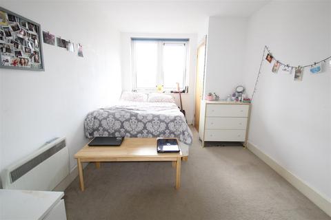 2 bedroom flat to rent, Skyline Plaza, Commercial Road, London E1