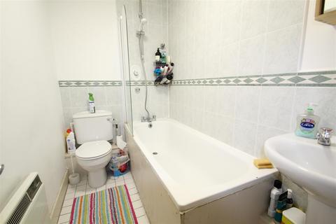 2 bedroom flat to rent, Skyline Plaza, Commercial Road, London E1