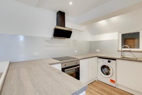 1 bedroom flat to rent, 94 Chaldon Road, Caterham CR3