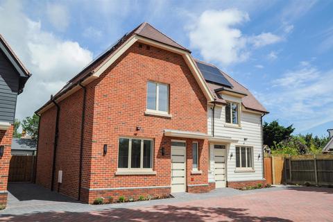 4 bedroom semi-detached house for sale, Station Road, Burnham-On-Crouch