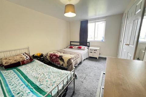 2 bedroom flat for sale, Blackthorn Road, Ilford