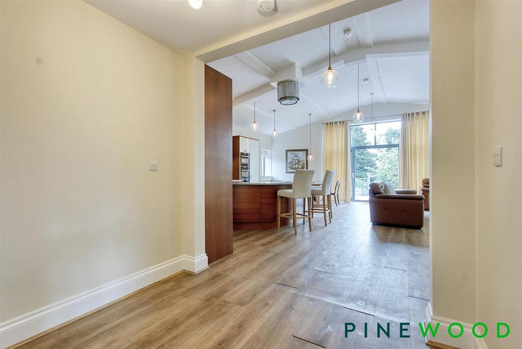 Halllyway to kitchen/family room