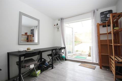 2 bedroom flat for sale, Charlton Road, London, NW10