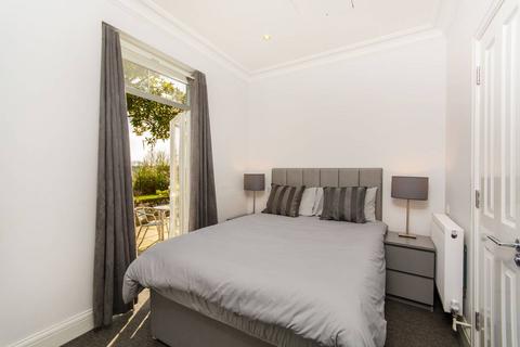 2 bedroom terraced house to rent, Addington Palace, Gravel Hill, Croydon, CR0