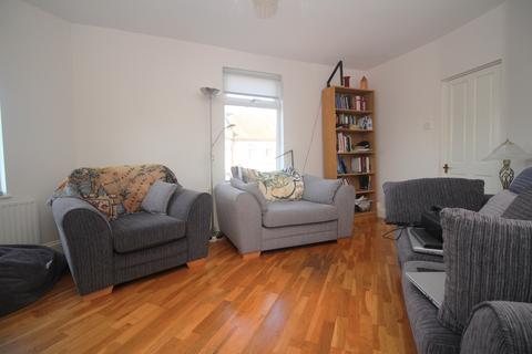 2 bedroom flat to rent, Queens Avenue , Watford  WD18