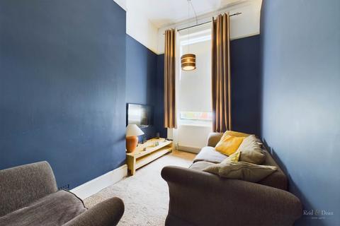 3 bedroom flat to rent, Devonshire Place, Eastbourne
