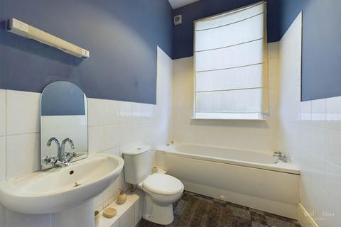 3 bedroom flat to rent, Devonshire Place, Eastbourne