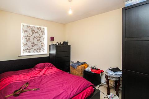 3 bedroom semi-detached house to rent, Stedeham Road, Great Denham, Bedford