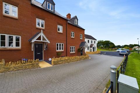 3 bedroom terraced house for sale, Sandown Road, Towcester, NN12