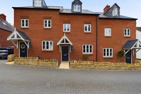 3 bedroom terraced house for sale, Sandown Road, Towcester, NN12