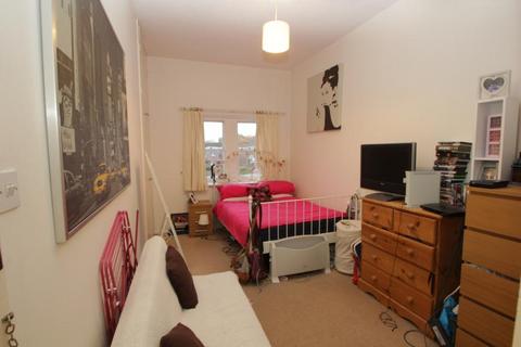 Studio to rent, Raglan Road, Woking GU21