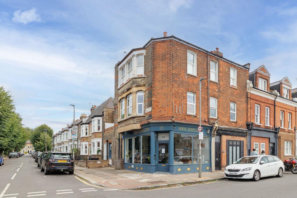 b's Road, London, SW11 2 bed flat £2,900 pcm (£669 pw)