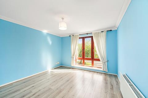 17/2 Hawkhill, Edinburgh, EH7 6LA