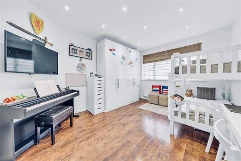 17 Hampstead Gardens, London, NW11 7EU