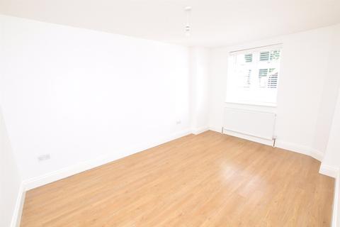 2 bedroom apartment to rent, Albert Road, Romford RM1