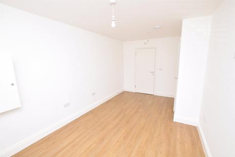 2 bedroom apartment to rent, Albert Road, Romford RM1