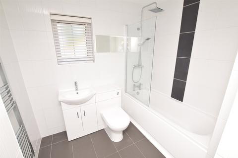 2 bedroom apartment to rent, Albert Road, Romford RM1