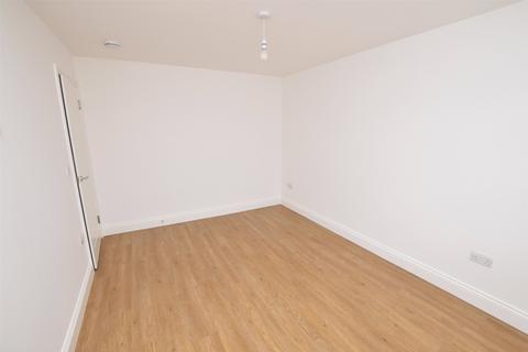 2 bedroom apartment to rent, Albert Road, Romford RM1