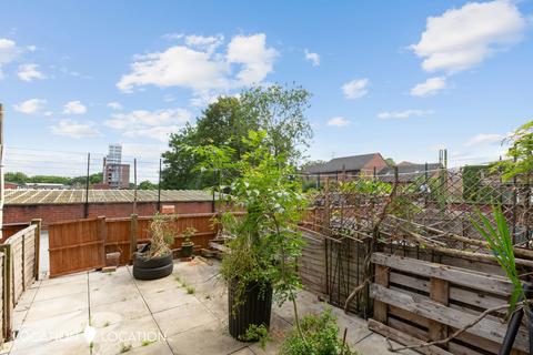 2 bedroom flat for sale, Heatherley Court, Evering Road, N16