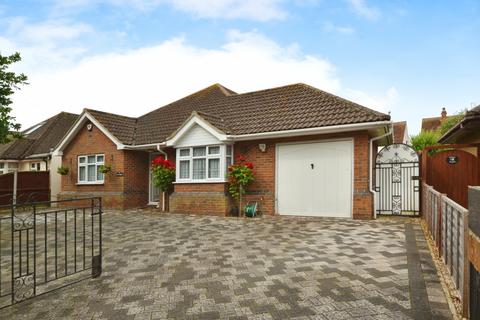 3 bedroom detached bungalow to rent, Lancaster Gardens West, Clacton-on-Sea CO15