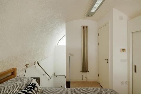 911 Frobisher Crescent, London, EC2Y 8HD