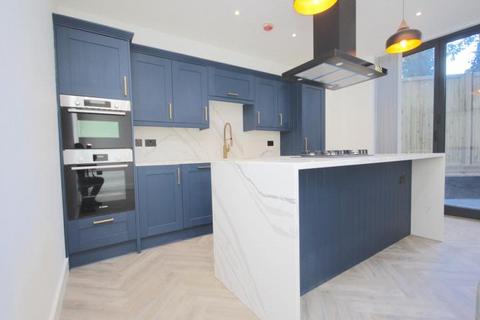 3 bedroom flat to rent, Fairview Road, London, SW16