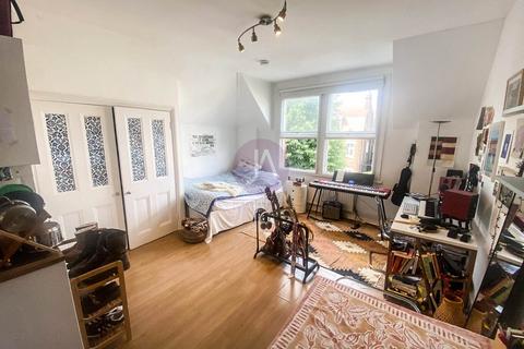 Studio to rent, Fawley Road, West Hampstead, London, NW6